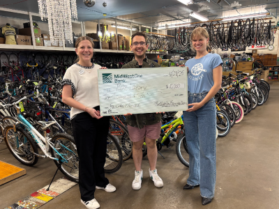 MidWestOne Bank presents check for $10,000 to the Bike Library