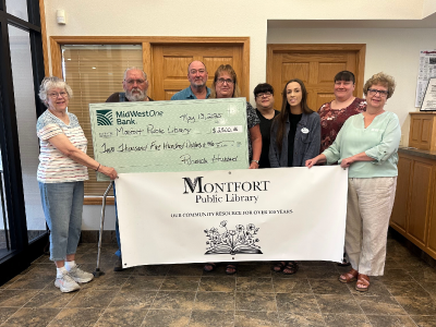 MidWestOne Bank presents check for $2,500 to the Montfort Public Library