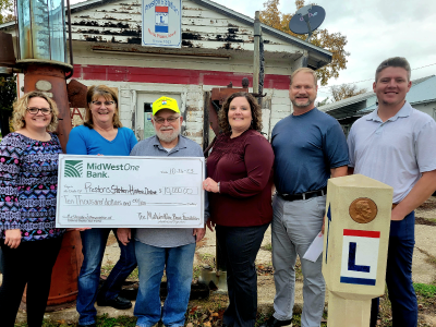 MidWestOne Bank presents check for $10,000 to Preston's Station