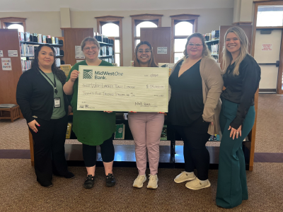 MidWestOne Bank presents check for $25,000 to the West Liberty Library
