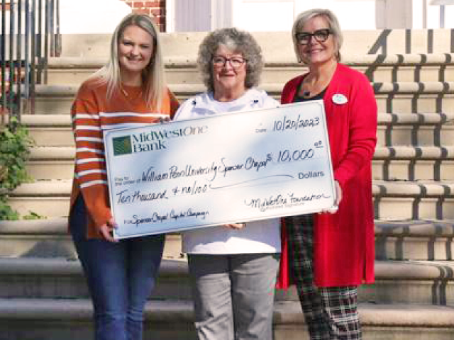 MidWestOne Bank presents check for $10,000 to William Penn University