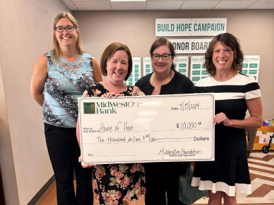 MidWestOne Bank presents check for $10,000 to House of Hope Waterloo